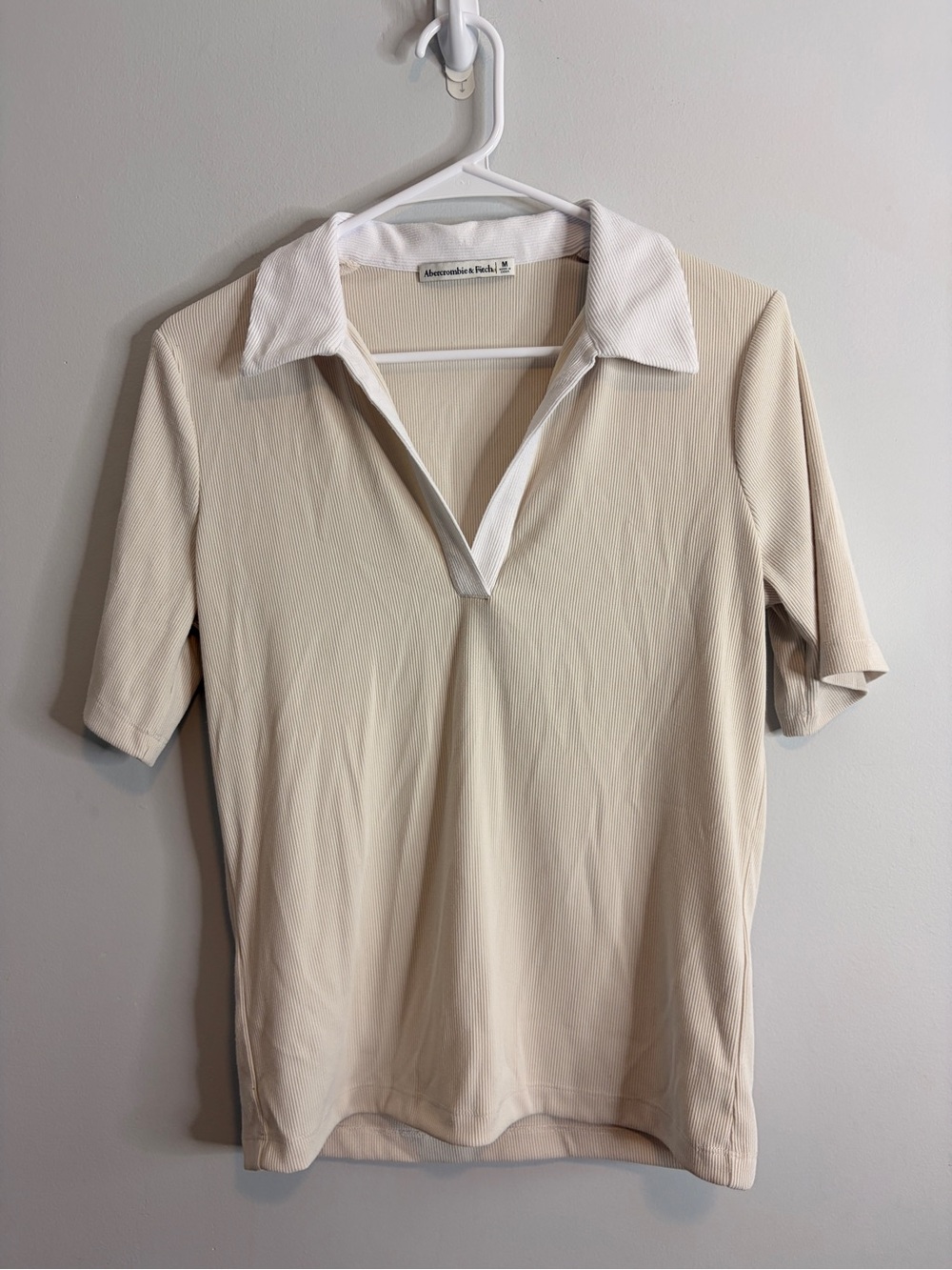 Abercrombie & Fitch Cream Short Sleeve V‑Neck Polo with White Collar